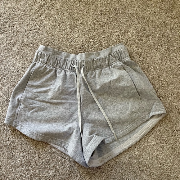 Lululemon inner glow short - Picture 1 of 3
